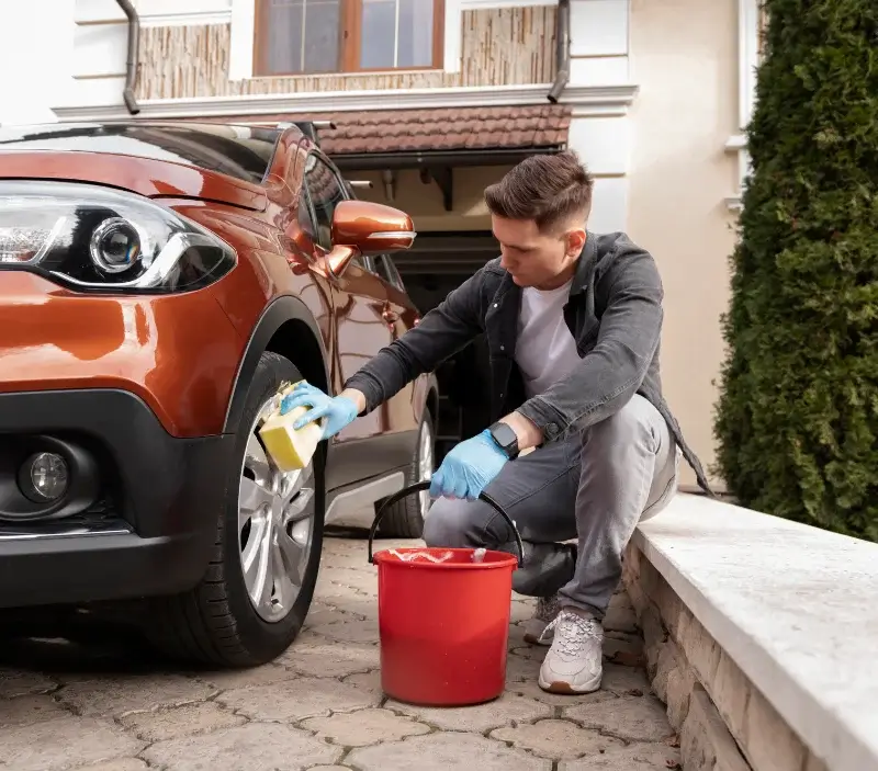 Lavage auto à domicile Châteldon : professionnel intervenant sur un véhicule